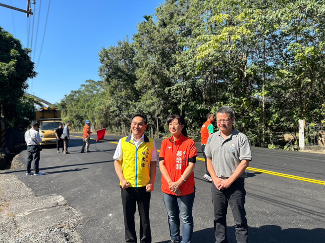 今（21日）立委蔡培慧邀集交通部公路總局、公路局二工處段長廖瑞仕、竹山鎮長陳東睦、南投縣議員陳玉鈴，一同召開施工說明會。（圖/蔡培慧競選辦公室 提供）