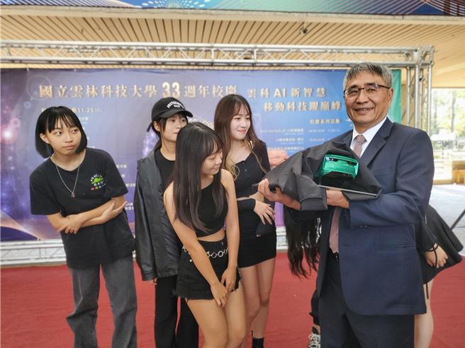 云林科技大学与国内18家电动车相关技术业者组成电动车联盟打造的「云科1号」概念车25日将亮相，图为云科大校长杨能舒（右一）21日在记者会中拿着1：1的模型车尾端预告。（周丽兰摄）