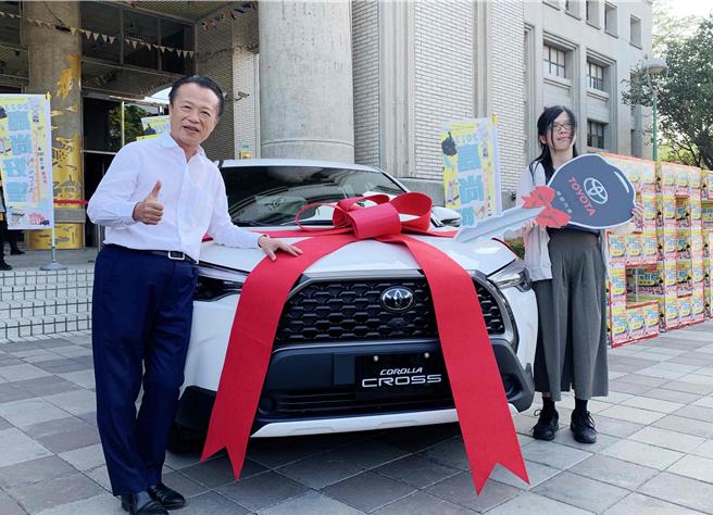 為期1個月的2023年嘉義縣商圈聯合購物節已結束，21日嘉義縣政府舉辦頒獎典禮，最大獎休旅車得主楊小姐（右）現身領獎。（呂妍庭攝）