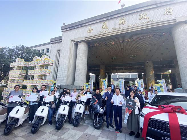 21日嘉義縣政府舉辦頒獎典禮，主要獎項得主都到場。（嘉義縣政府提供／呂妍庭嘉義傳真）