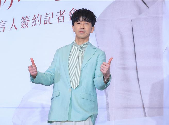 光良21日出席代言記者會，分享私下維持外型、身材的秘訣。（粘耿豪攝）