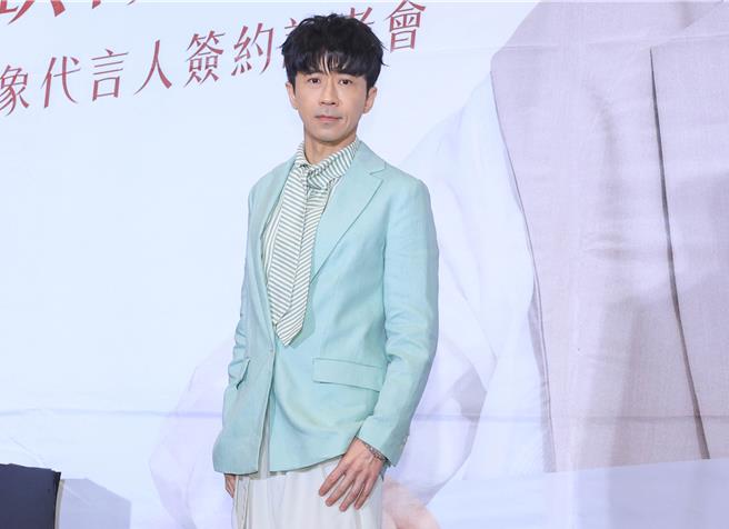 光良21日出席代言記者會，分享私下維持外型、身材的秘訣。（粘耿豪攝）