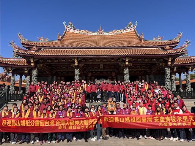 昆山妈「传香谛缘」至台湾南投「台湾大福神天庙」安座。（昆山慧聚天后宫提供）
