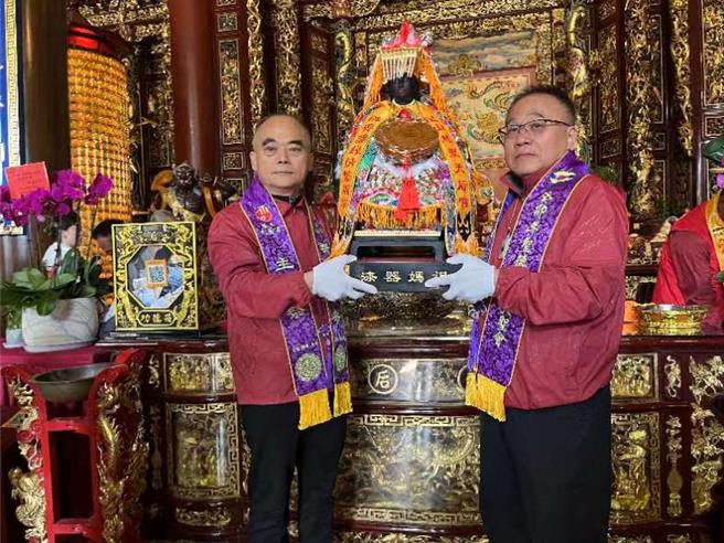 昆山慧聚天后宫负责人孙德聪（左）力推昆山妈「传香谛缘」至台湾南投「台湾大福神天庙」安座。（昆山慧聚天后宫提供）