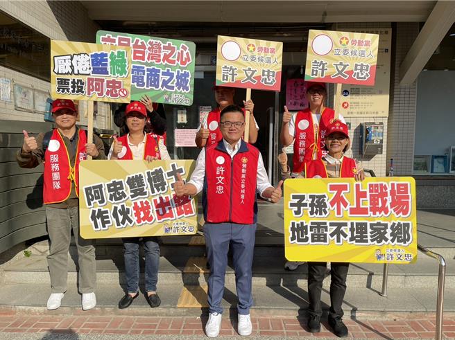 暨南國際大學副教授許文忠代表勞動黨參選投一選區，參選主要想讓大家知道南投有改變的機會。（楊靜茹攝）