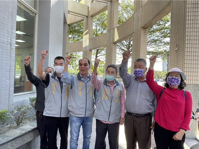 水里鄉前鄉長長陳癸佑（左3）則脫離民進黨，21日在競選團隊陪同下以無黨籍登記參選投二選區。（楊靜茹攝）