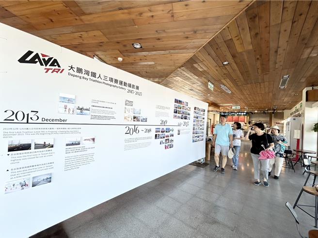今年大鹏湾铁人三项赛迈入第10年，将于12月2、3日在屏东东港大鹏湾登场，主办单位因首办「铁人摄影展」使得赛事未演先轰动，最近不少铁人抢先观展欲从150张照片中寻找难忘身影。（谢佳潾摄）