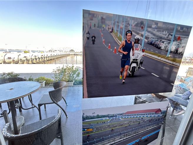 今年大鹏湾铁人三项赛迈入第10年，将于12月2、3日在屏东东港大鹏湾登场，主办单位因首办「铁人摄影展」使得赛事未演先轰动，最近不少铁人抢先观展欲从150张照片中寻找难忘身影。（谢佳潾摄）