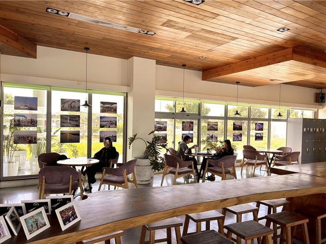 今年大鹏湾铁人三项赛迈入第10年，将于12月2、3日在屏东东港大鹏湾登场，主办单位因首办「铁人摄影展」使得赛事未演先轰动，最近不少铁人抢先观展欲从150张照片中寻找难忘身影。（谢佳潾摄）