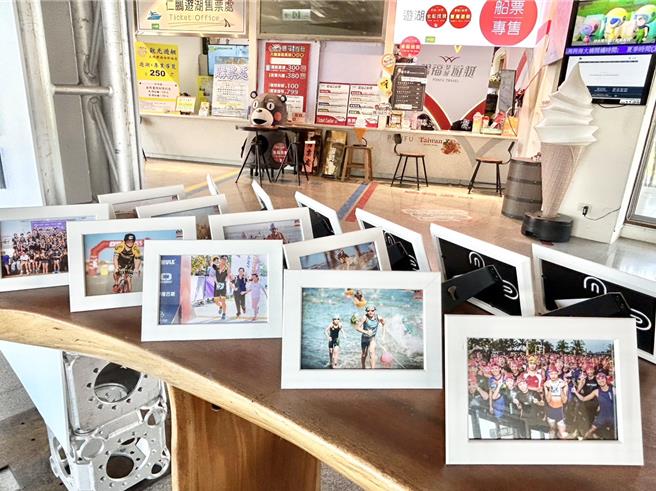 今年大鹏湾铁人三项赛迈入第10年，将于12月2、3日在屏东东港大鹏湾登场，主办单位因首办「铁人摄影展」使得赛事未演先轰动，最近不少铁人抢先观展欲从150张照片中寻找难忘身影。（谢佳潾摄）