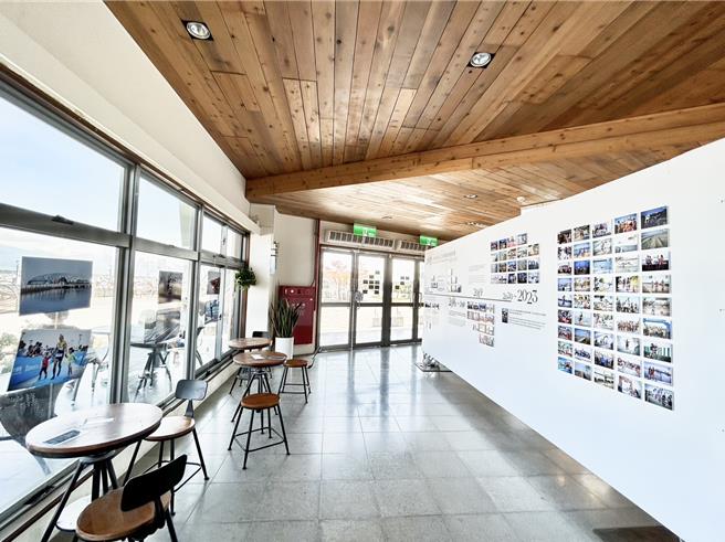 今年大鹏湾铁人三项赛迈入第10年，将于12月2、3日在屏东东港大鹏湾登场，主办单位因首办「铁人摄影展」使得赛事未演先轰动，最近不少铁人抢先观展欲从150张照片中寻找难忘身影。（谢佳潾摄）