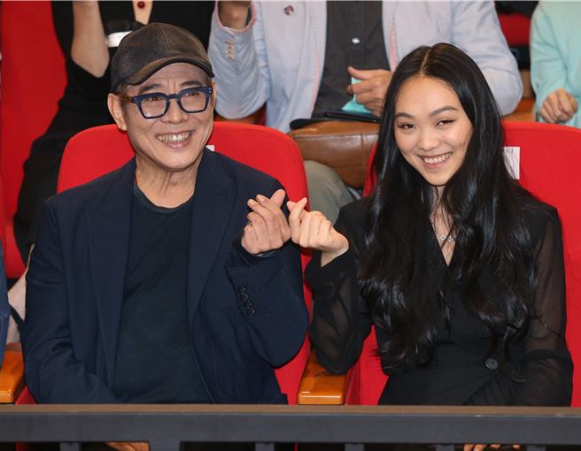 李連杰帶著大女兒Jane（右）一起出席在台北教育大學舉辦的「超越生死的藝術」師生座談會。（陳君瑋攝）