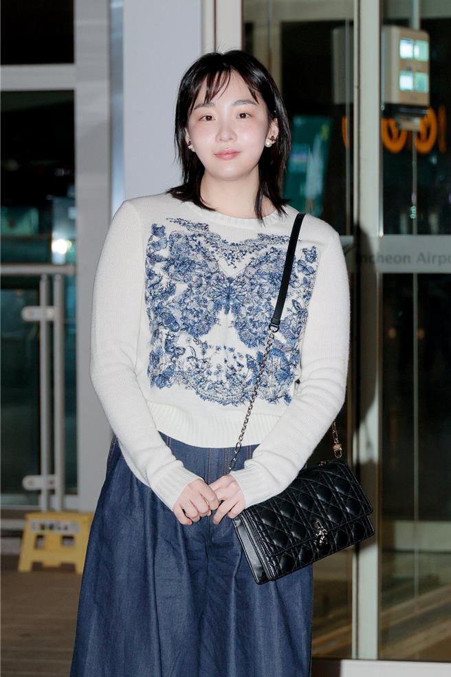 金敏赫同樣也以早春度假造型現身，但更多了知性味。（Dior提供／黃唯淯台北傳真）