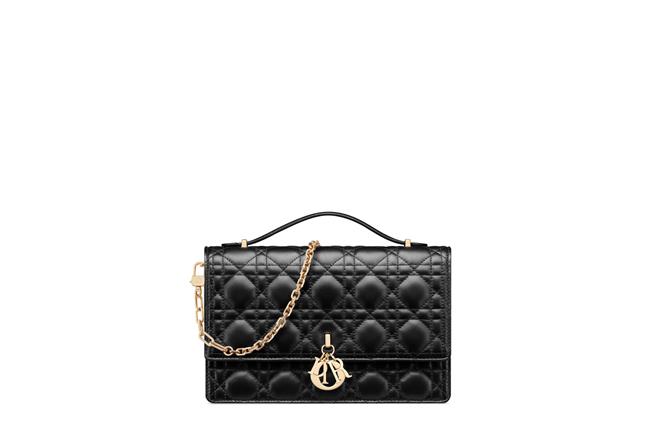Miss Dior黑色籐格紋小羊皮提包，售價12萬5000元。（Dior提供／黃唯淯台北傳真）