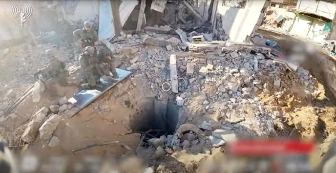 以色列军方公部影片，称在西法医院发现哈玛斯地下通道的竖井。（图／路透社、以色列国防军）