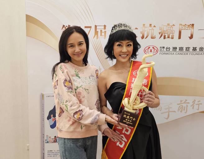 唐玲(图右)获颁10大抗癌斗士，好友艺人何妤玟现身力挺。(游定刚拍摄)
