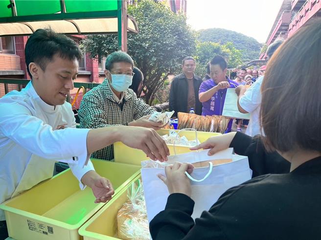 世界冠军烘焙师王柏峰，为回馈一路上各界帮助，与都宝建设有限公司合作，捐赠基隆市政府爱心麵包，提供给基隆的无家者及儿少安置机构。图为烘焙冠军王柏峰（左一）、都宝建设有限公司江瑞彬董事长（左二）等人发放爱心麵包之情形。（基隆市社会处提供／徐佑升基隆传真）