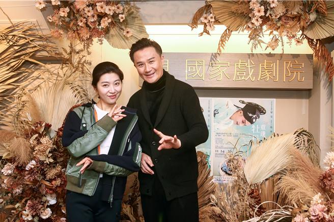 两位中国戏剧梅花奖得主单雯（左）、张军（右）本周抵台，将搬演经典崑曲《牡丹亭》，这是由大陆编剧罗周所全新整理过的版本《重逢牡丹亭》。（邓博仁摄）