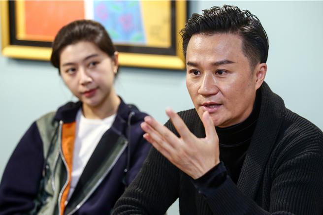 张军（右）是知名戏曲演员，曾演过10种版本的《牡丹亭》。（邓博仁摄）