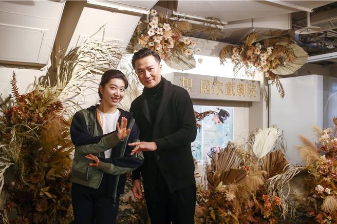 两位中国戏剧梅花奖得主单雯（左）、张军（右）本周抵台，将搬演经典崑曲《牡丹亭》，这是由大陆编剧罗周所全新整理过的版本《重逢牡丹亭》。（邓博仁摄）