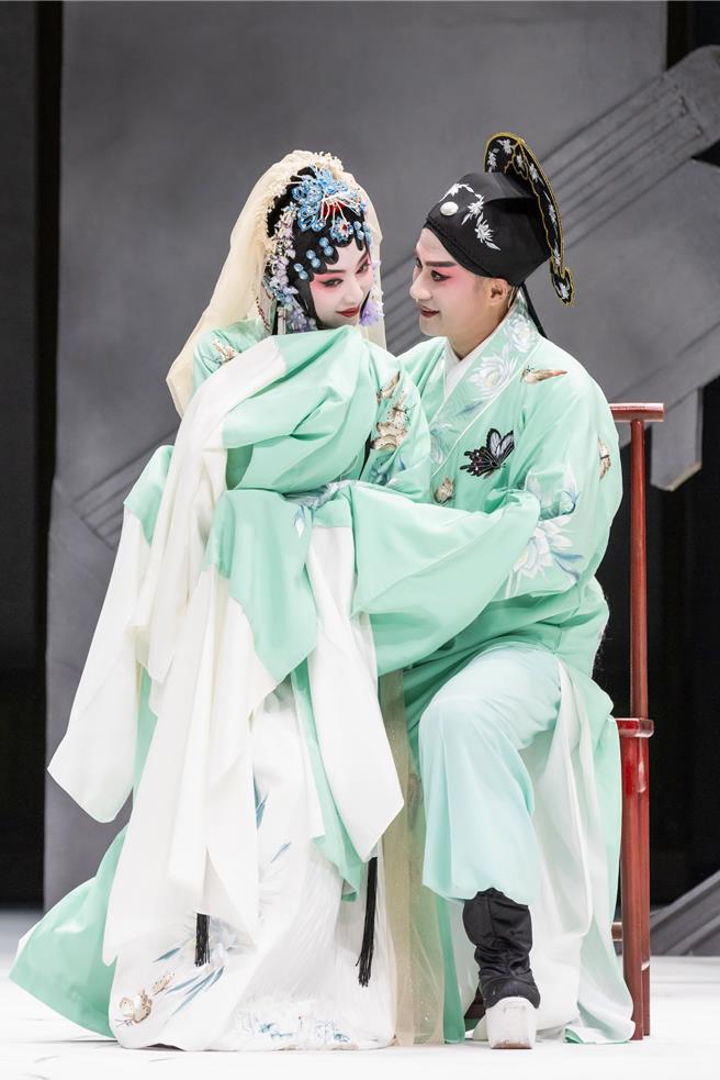 由大陆编剧罗周所全新整理过的版本《重逢牡丹亭》，以「我梦见你梦见我」为主轴编剧，描述女主角杜丽娘和男主角柳梦梅并不是谁单恋谁，而是双向奔赴。（建国工程文化艺术基金会提供／李欣恬台北传真）