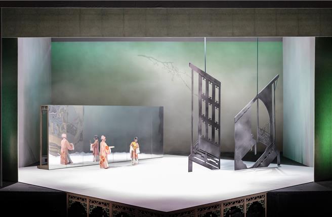 《重逢牡丹亭》的舞台设计具有当代感。（建国工程文化艺术基金会提供／李欣恬台北传真）