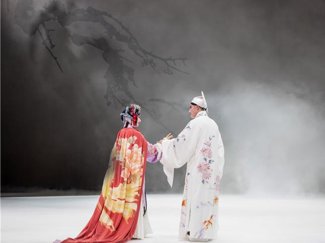 由大陆编剧罗周所全新整理过的版本《重逢牡丹亭》，男女主角谈一场双向奔赴的爱情。（建国工程文化艺术基金会提供／李欣恬台北传真）