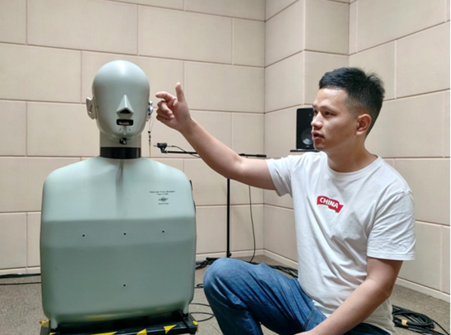 技术人员讲解如何测试环境噪声对耳机音效的影响。（图片来源：晶报）
