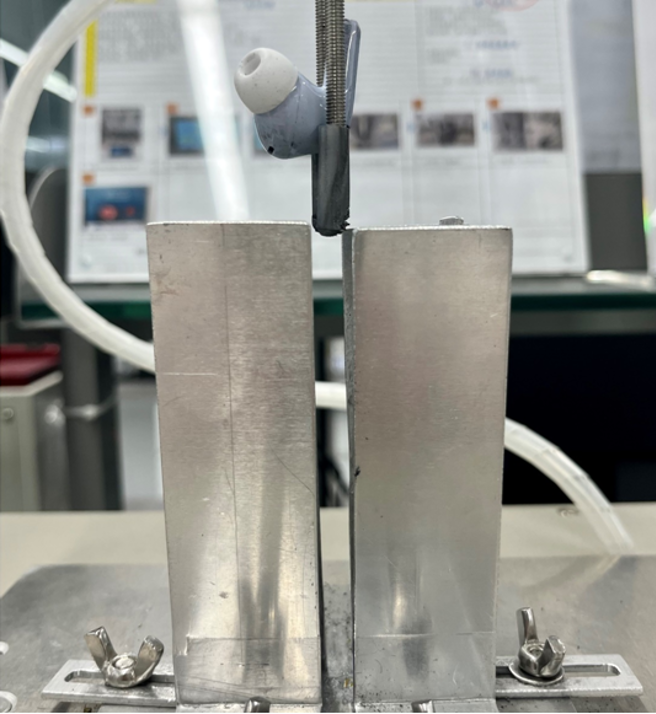 耳机接受微跌测试。 （图片来源：晶报）