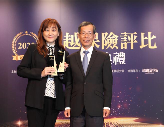 遠雄人壽贏得大眾信賴，榮獲「2023卓越保險評比」卓越保險顧問獎及卓越社會公益獎，由壽險體系副總何京玲代表領獎。(遠雄人壽提供／洪凱音台北傳真)