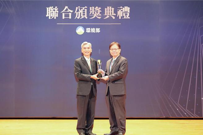 第一银行五度荣获环境部「国家企业环保奖」最高荣耀巨擘奖，由环境部部长薛富盛(左)颁奖、第一银行总经理李嘉祥(右)代表受奖。 图／第一银行提供