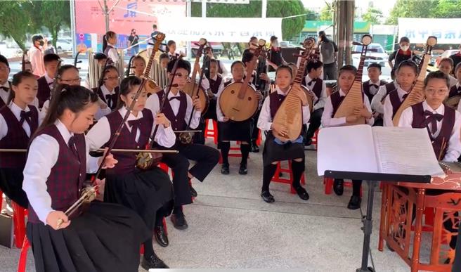 东港高中附设国中部音乐班为承袭传统精神，14年前将音乐班转型专攻国乐，且以交响乐的素质及规模进行教学，今年在全国学生音乐比赛中第11度夺得关键门票，将代表屏东出征总决赛。（东港高中提供／谢佳潾屏东传真）