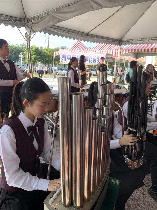 东港高中附设国中部音乐班为承袭传统精神，14年前将音乐班转型专攻国乐，且以交响乐的素质及规模进行教学，今年在全国学生音乐比赛中第11度夺得关键门票，将代表屏东出征总决赛。（东港高中提供／谢佳潾屏东传真）