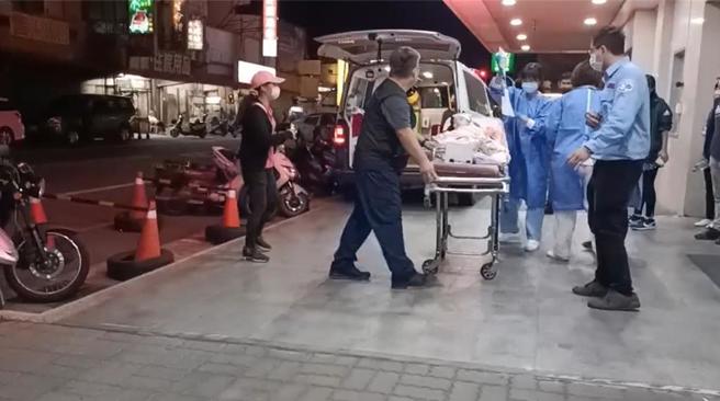 彰化县竹塘乡自强路今天下午1辆黑色BMW自小客车与乡立幼儿园的娃娃车互撞，造成娃娃车上11名小朋友送医急救，其中2名女童伤势严重转送彰基。（民眾提供／吴建辉彰化传真）