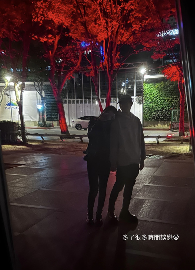 蕾菈牵老公曝近况。（图/蕾菈 IG）