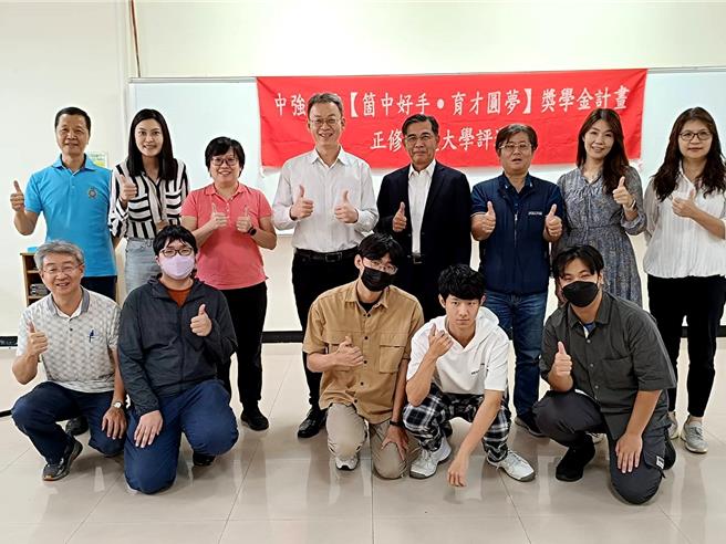 优质企业善尽社会责任！光电大厂-中强光电连续5年提供奖学金及实习机会给正修科大优秀学生，让他们的求学路更无后顾之忧，还能达成「一毕业即就业」的理想。（正修科大提供／林雅惠高雄传真）