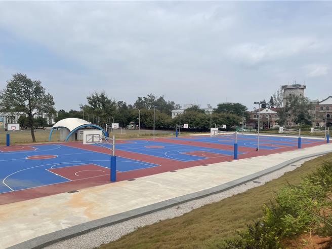 金寧乡户外球场工程总经费约2877万元，共计兴建四座篮球场及一座网球场。(图／金寧中小学提供)