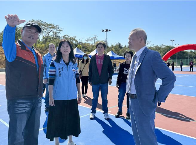 教育处长孙丽琪(左二)在校方的引导下检视刚启用的篮球场与相关设施。(于家麒摄)