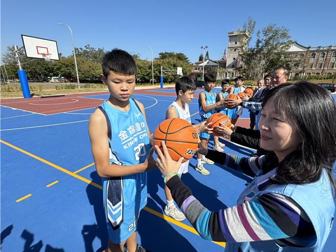 启用典礼最后，校方特别安排在场的贵宾依序将篮球传给该校的篮球队学生们，象徵薪火相传。(于家麒摄)