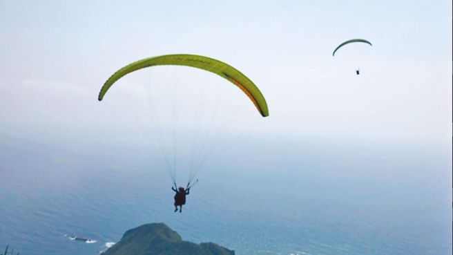 飞行伞正式名称「无动力飞行伞」，为无动力飞行运动项目之一，中央主管机关为教育部体育署。(中时资料库)