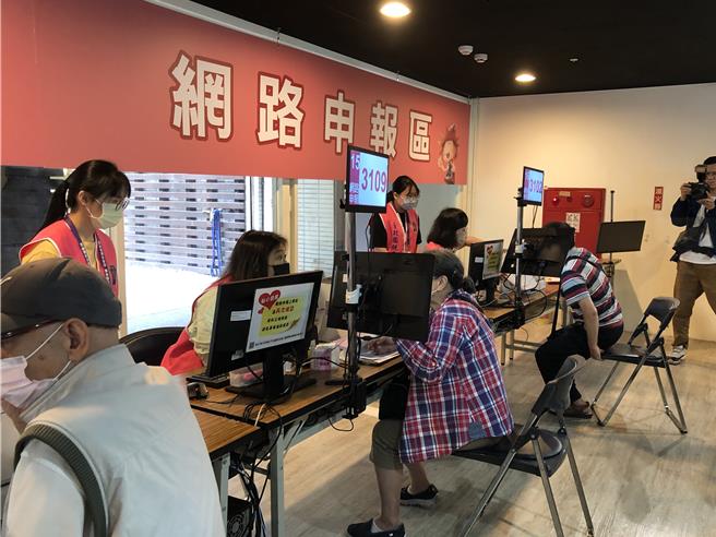 报税（图／吴静君摄）