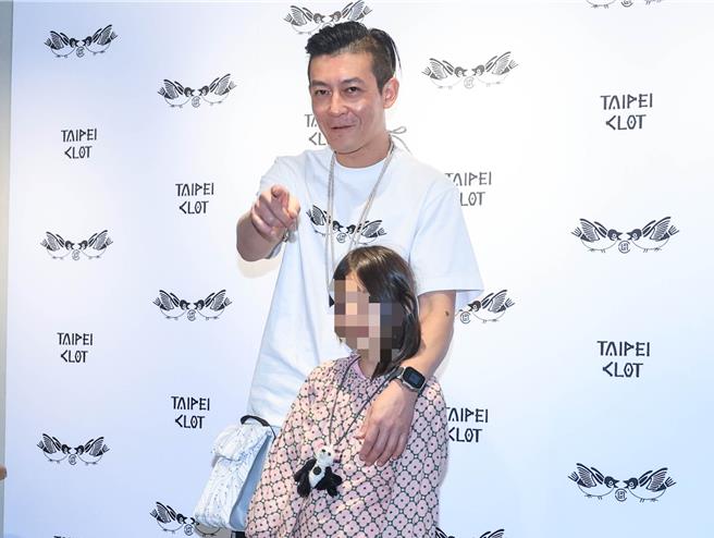 陈冠希时隔6年来台，21日带着6岁女儿Alaia出席个人潮牌店新品上市活动。（粘耿豪摄）