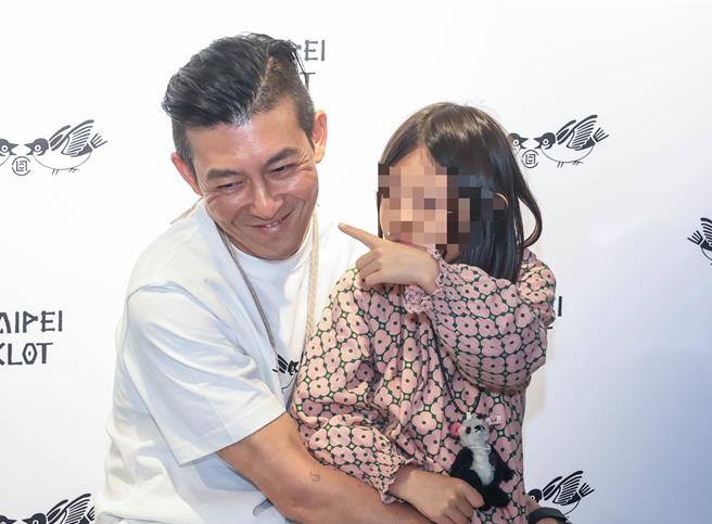 Alaia指着爸爸说是自己的男友，让陈冠希瞬间笑开怀。（粘耿豪摄）