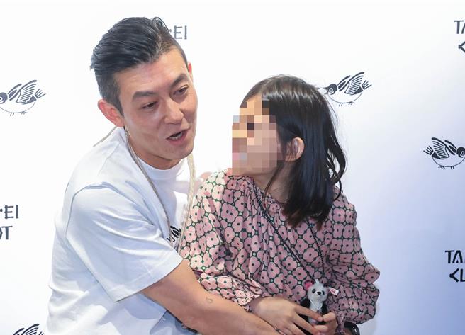 陈冠希和Alaia父女两互动逗趣。（粘耿豪摄）