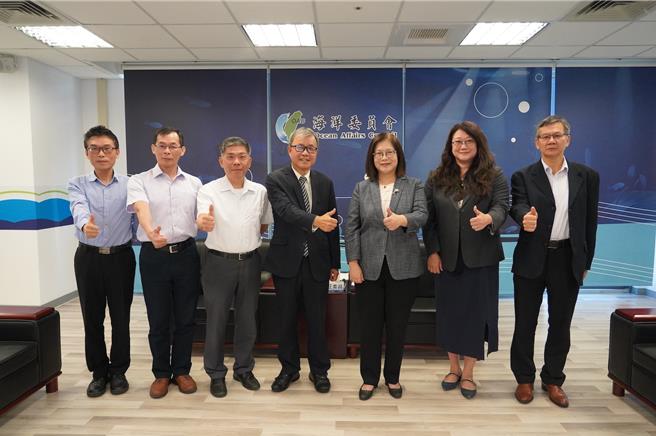 国立中山大学校长郑英耀（左四）21日率队拜访海洋委员会主委管碧玲（右三），双方将共同组成海洋无人载具国家发展策略小组。（海委会提供／林瑞益高雄传真）