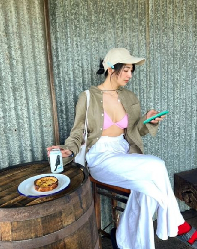 阿喜穿比基尼吃早餐，网嗨翻留言「好凶的吃早餐仪式」。 （图／翻摄自IG @joyshishi777）