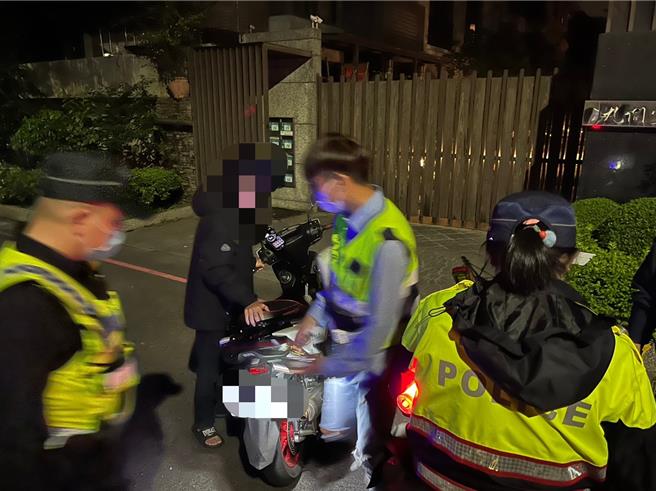 噪音車擾民路段，持續以巡邏、路檢攔查方式協助通報，並開立通報單請環保局認定裁罰。（新北市林口警分局提供／劉瑋晴新北傳真）