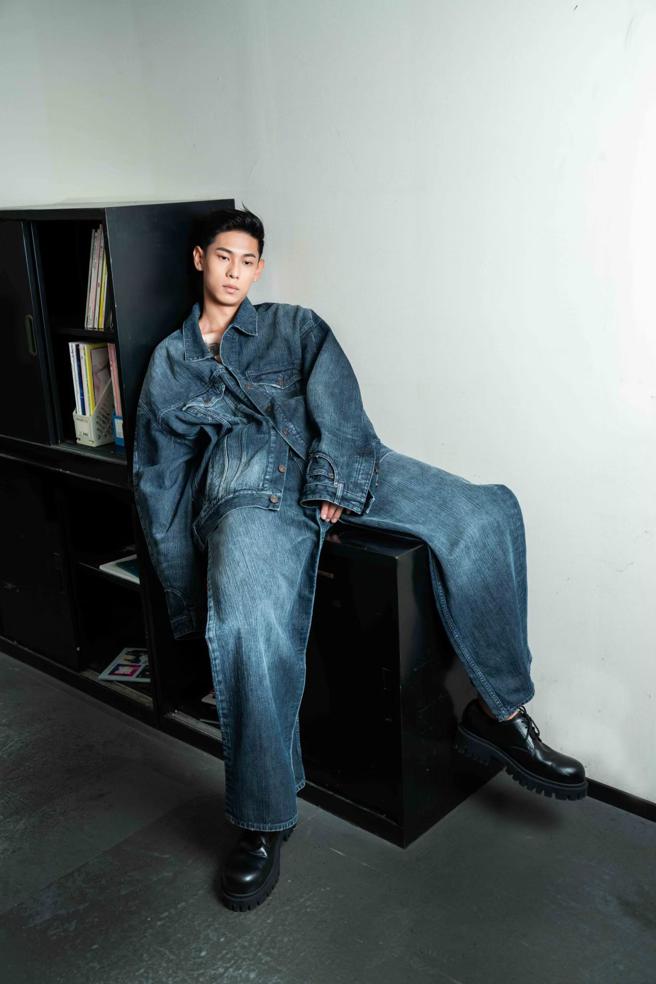 MZ世代消费者是各精品积极抢攻的目标对象之一，伊林模特儿瞿家新示范Balenciaga丹寧套装。（服装／Balenciaga、石智中摄）