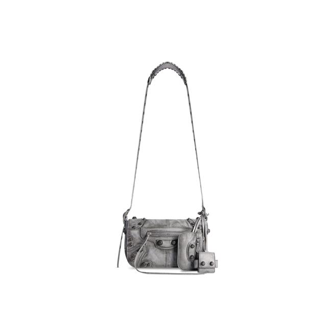Balenciaga MEN’S LE CAGOLE MEN XS FLAP BAG USED EFFECT IN GREY ，6万9900元。（Balenciaga提供/林欣仪台北传真）