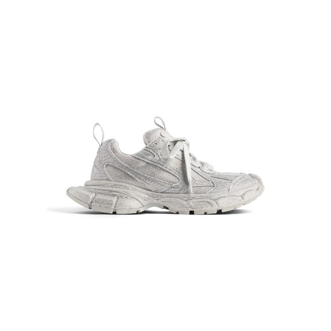 Balenciaga MEN’S 3XL SNEAKER WITH RHINESTONES IN LIGHT GREY ，6万9850元。（Balenciaga提供/林欣仪台北传真）